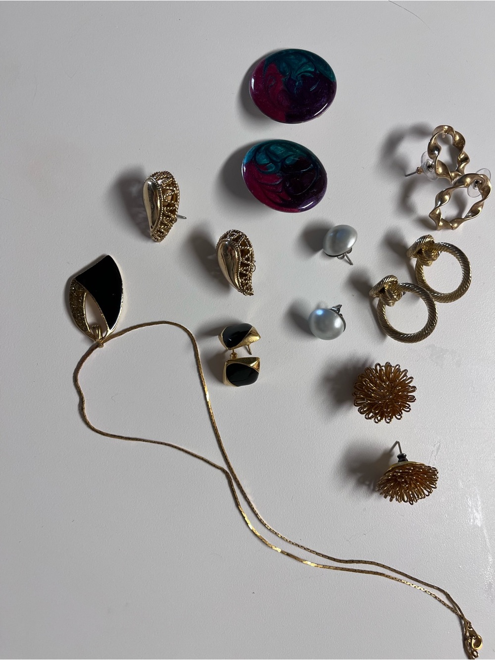 VINTAGE COSTUME JEWELRY 7 PAIRS Of Earrings, Necklace Assorted Gold Lot